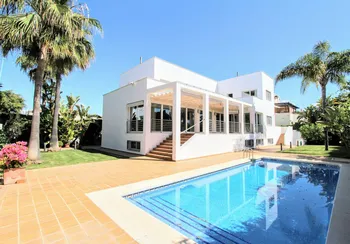 Villa in San Pedro de Alcántara - M115024