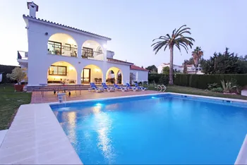 Villa in Estepona - DRM138921