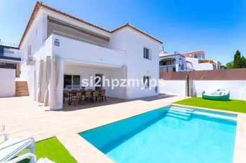 Villa in Nerja - M285275